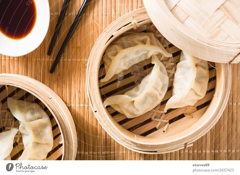 Knödel oder Gyoza auf traditionellem Dampfgarer serviert. Japanisch Japaner Chinesisch Chinese Orientalische Küche Lebensmittel Gesunde Ernährung Foodfotografie