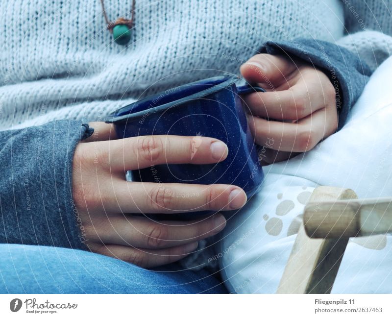 blau in blau Kaffeetrinken Heißgetränk Tasse Becher Wohlgefühl Zufriedenheit feminin Junge Frau Jugendliche Hand Finger 1 Mensch Pullover Stoff Schmuck Erholung