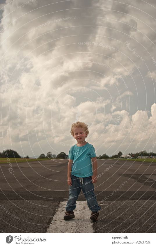 Hey Dude — ready for Take-off Ausflug Ferne Freiheit Sommer Kind Mensch maskulin Kleinkind Junge Kindheit Körper 1 3-8 Jahre Himmel Wolken Sonnenlicht