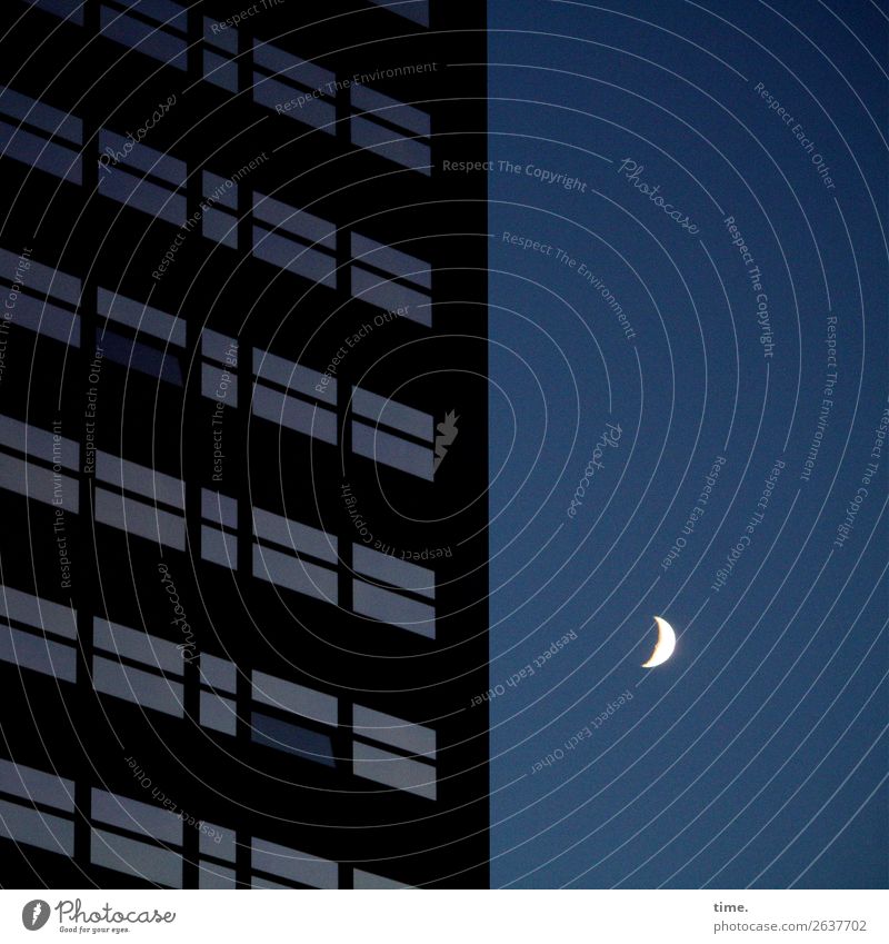 Nachtwächter Himmel Mond Hochhaus Bauwerk Fenster dunkel Gelassenheit ruhig Leben Weisheit ästhetisch Frieden Gefühle geheimnisvoll Horizont Inspiration