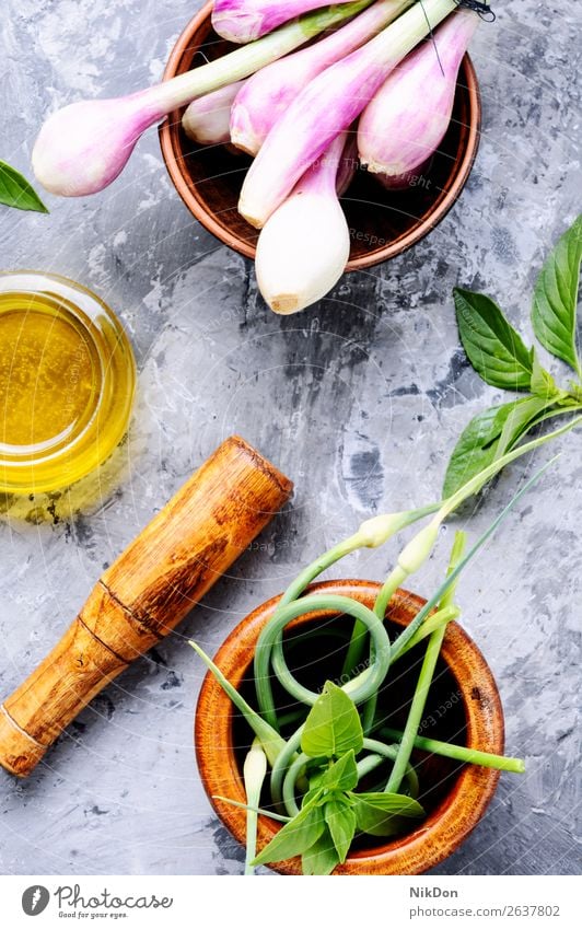 Frische Zwiebelzwiebeln Gemüse Bestandteil Lebensmittel Knoblauch organisch grün frisch Pflanze Gesundheit Gewürz roh Diät reif Frühling Vegetarier Nahaufnahme