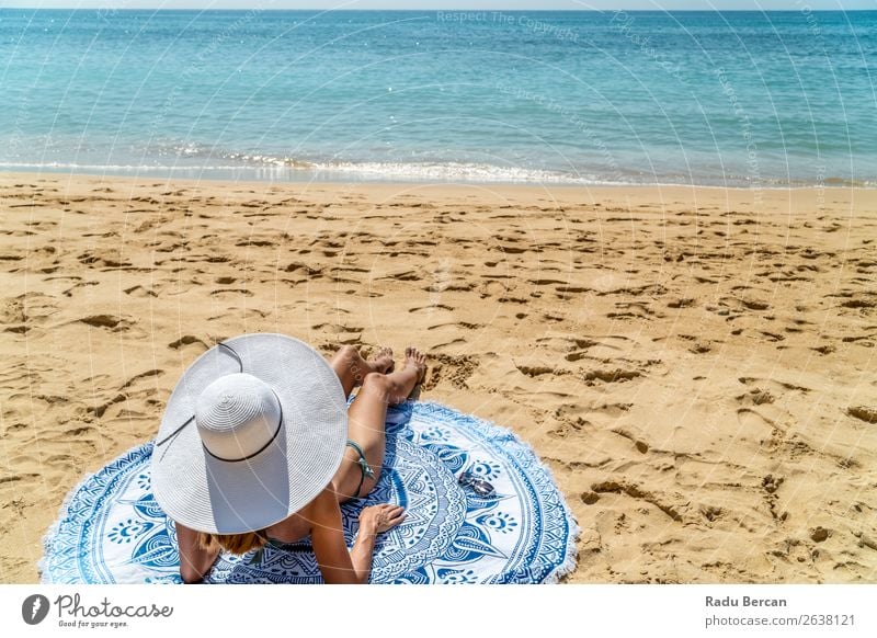 Junge Frau mit weißem Hut entspannt sich am Ocean Beach Sand Strand Jugendliche Mädchen Mode Meer schön Ferien & Urlaub & Reisen Beautyfotografie Porträt blau