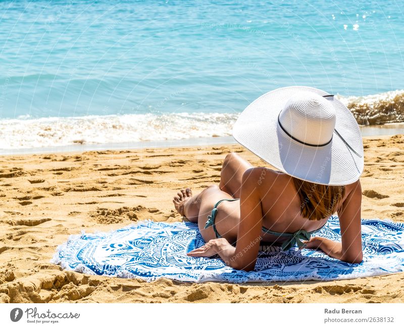 Junge Frau mit weißem Hut entspannt sich am Ocean Beach Sand Strand Jugendliche Mädchen Mode Meer schön Ferien & Urlaub & Reisen Beautyfotografie Porträt blau