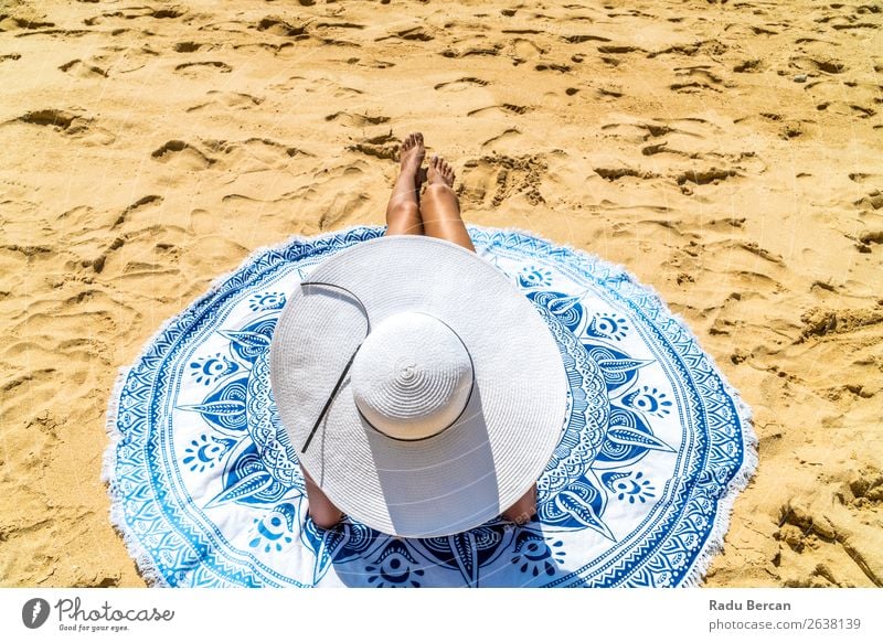 Junge Frau mit weißem Hut entspannt sich am Ocean Beach Sand Strand Jugendliche Mädchen Mode Meer schön Ferien & Urlaub & Reisen Beautyfotografie Porträt blau