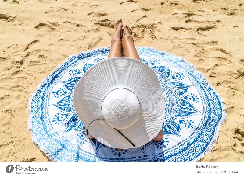 Junge Frau mit weißem Hut entspannt sich am Ocean Beach Sand Strand Jugendliche Mädchen Mode Meer schön Ferien & Urlaub & Reisen Beautyfotografie Porträt blau