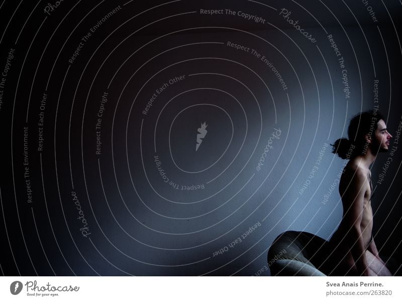 schattenseiten. maskulin Körper Haare & Frisuren Gesicht Bauch Gesäß 1 Mensch 18-30 Jahre Jugendliche Erwachsene Sofa Mauer Wand langhaarig Locken Zopf dunkel