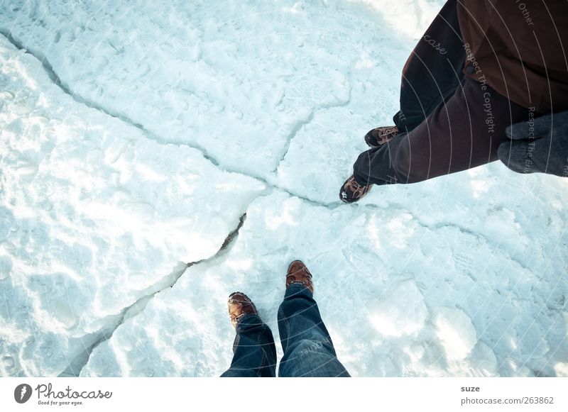 Komm ma rüber Mensch Beine Fuß 2 Umwelt Natur Urelemente Erde Winter Schnee Hose Handschuhe stehen außergewöhnlich einfach kalt weiß Abenteuer Jahreszeiten