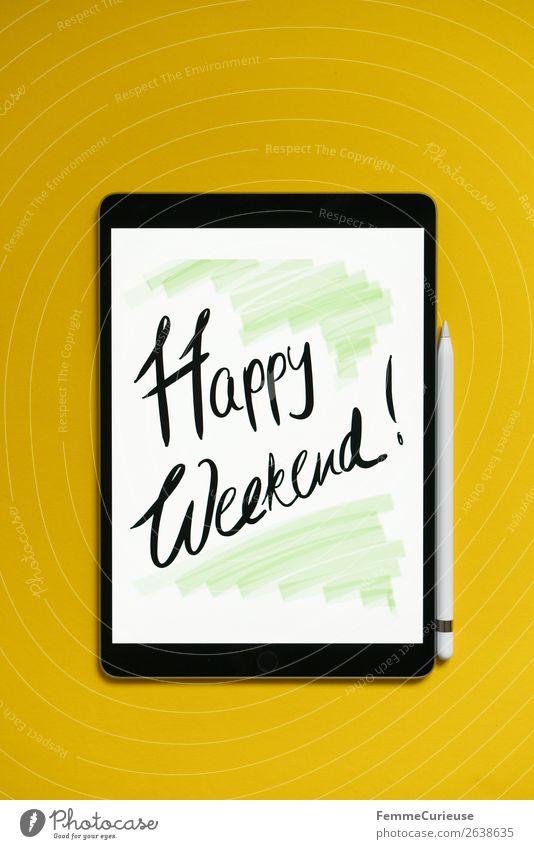 Tablet with a handwritten "Happy Weekend!" on yellow background Technik & Technologie Unterhaltungselektronik Fortschritt Zukunft Kreativität Wochenende