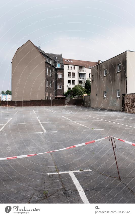 parkplatz, gelsenkirchen Himmel Gelsenkirchen Stadt Menschenleer Haus Platz Gebäude Architektur Mauer Wand Verkehr Verkehrswege Barriere hässlich trist grau