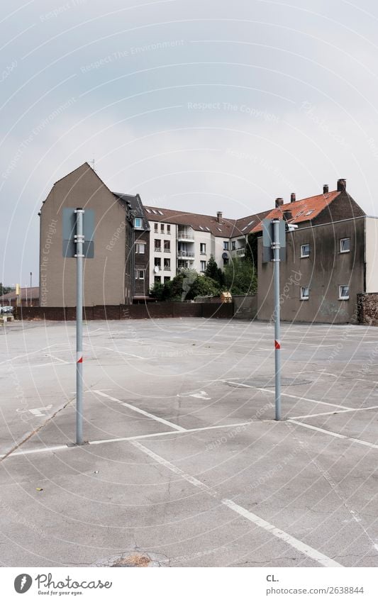 zwei schilder von hinten Himmel Wolken Gelsenkirchen Stadt Stadtrand Menschenleer Haus Platz Gebäude Architektur Mauer Wand Fassade Schilder & Markierungen