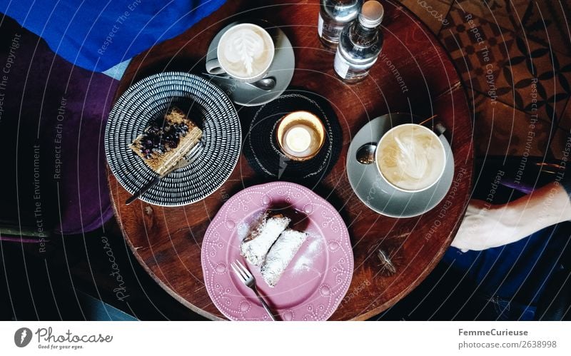 Top view of a table in a café Lifestyle genießen Kaffee Kaffeetrinken Kaffeetasse Kuchen Backwaren Dessert Café Nachmittag Essen Kerze gemütlich Holztisch