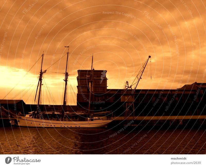 media docks lübeck Lübeck Wasserfahrzeug Kran Hafen Sepia