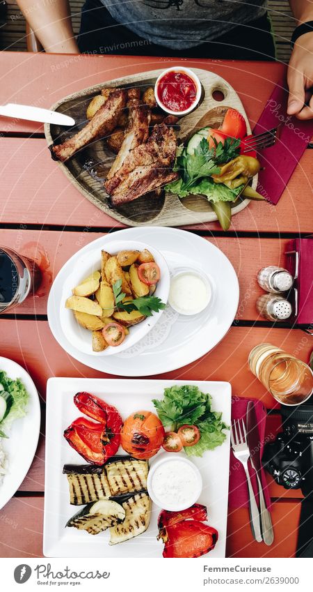 Top view of the plates of two persons in a restaurant Lebensmittel Ernährung Mittagessen Bioprodukte genießen Vogelperspektive Grillgemüse grillen Gemüse