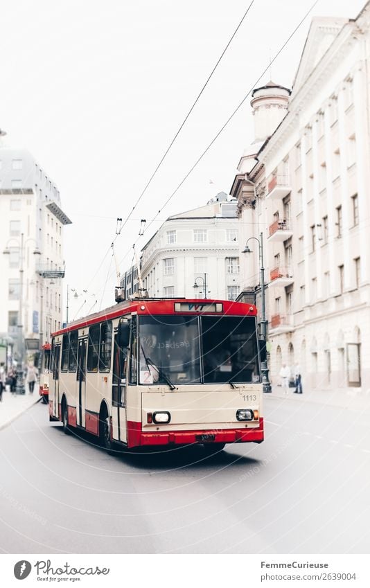 Bus in Vilnius driving on the road Stadt Hauptstadt Verkehr Verkehrsmittel Verkehrswege Personenverkehr Öffentlicher Personennahverkehr Berufsverkehr