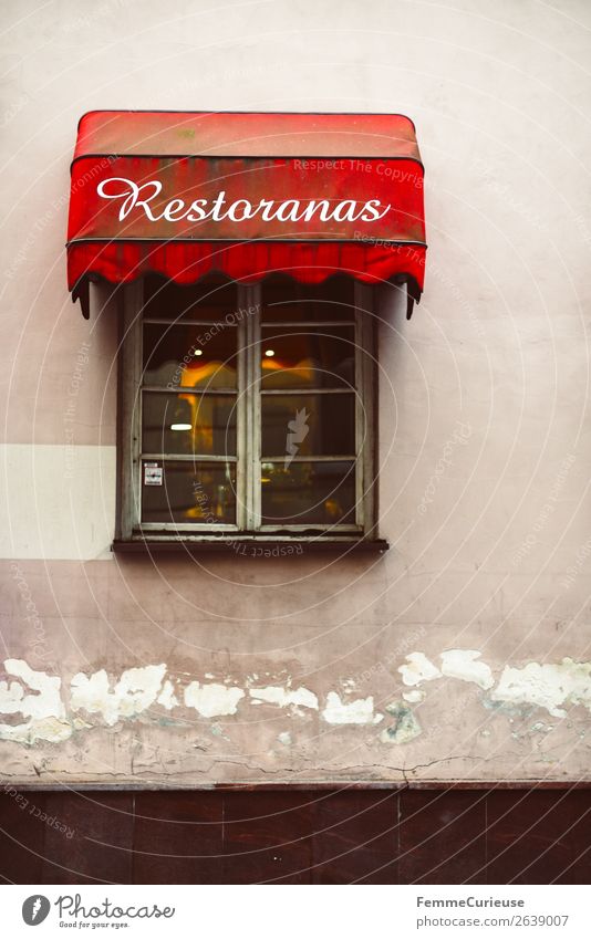 Window of a restaurant in Lithuania with red awning Ernährung Abendessen Stadt Essen Restaurant Litauen Vilnius Restoranas Schriftzeichen Logo Aufschrift