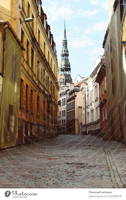 Lane in Riga with view to the Petri church Stadt Hauptstadt Kultur Reisefotografie Lettland Sv&#275;t&#257; P&#275;tera bazn&#299;ca Sightseeing Petrikirche