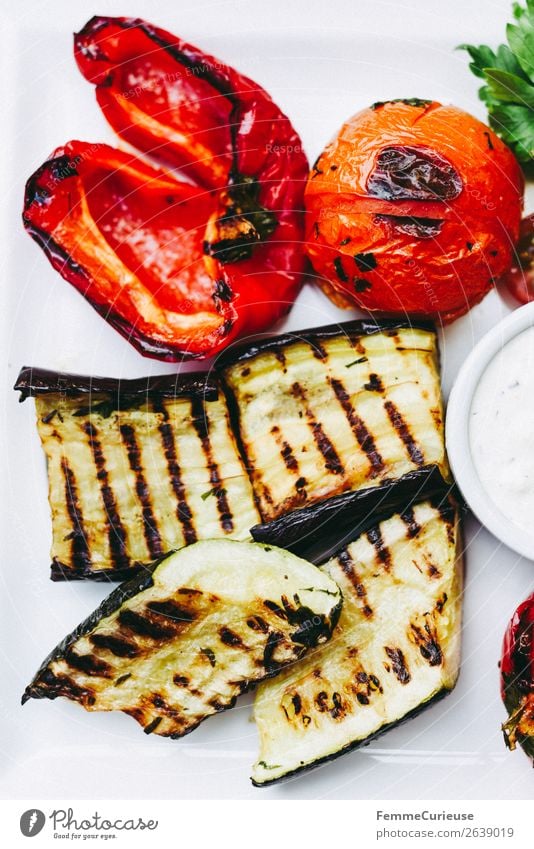 Delicious grilled vegetables on a white plate Lebensmittel Ernährung Mittagessen Bioprodukte Vegetarische Ernährung genießen Zucchini Tomate Paprika Grillgemüse