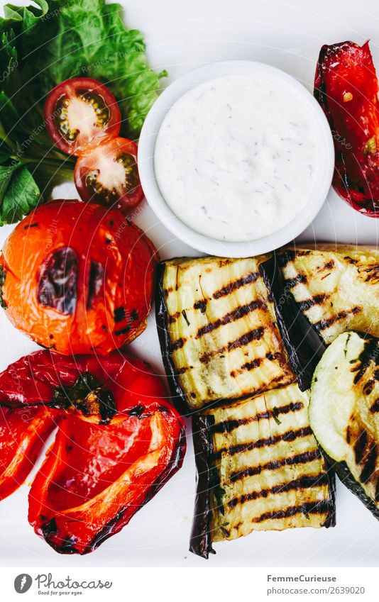 Delicious grilled vegetables on a white plate Lebensmittel Milcherzeugnisse Gemüse Salat Salatbeilage Ernährung Mittagessen Abendessen Büffet Brunch Picknick