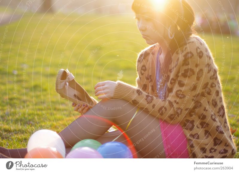 Spring Spring Spring II Junge Frau Jugendliche Erwachsene Beine 1 Mensch Erholung Park Grillsaison Frühlingsgefühle Schuhe Luftballon Wiese sitzen angewinkelt