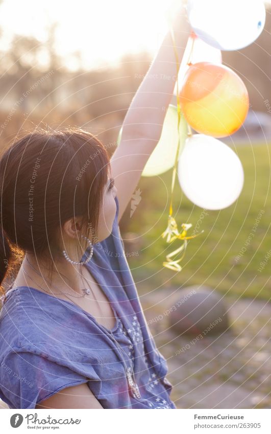 Spring Spring Spring III Junge Frau Jugendliche Erwachsene Arme 1 Mensch 13-18 Jahre Kind 18-30 Jahre Erholung Freizeit & Hobby Luftballon strecken hochhalten