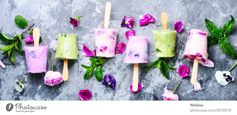 Eiscreme mit Blumengeschmack Krause Minze Kraut Entzug Veganer Eisbecher Roséwein süß Dessert Lebensmittel Sahne Sommer Speiseeis gefroren kalt Geschmack