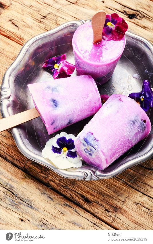 Eiscreme mit Blumengeschmack Krause Minze Kraut Entzug Veganer Eisbecher Roséwein süß Dessert Lebensmittel Sahne Sommer Speiseeis gefroren kalt Geschmack