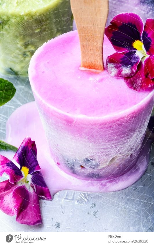 Eiscreme mit Blumengeschmack Krause Minze Kraut Entzug Veganer Eisbecher Roséwein süß Dessert Lebensmittel Sahne Sommer Speiseeis gefroren kalt Geschmack