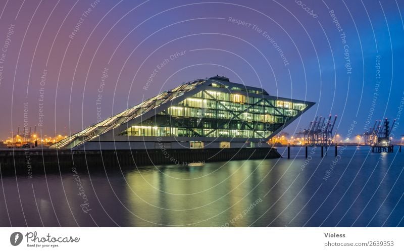 Dockland III Hafenstadt Bauwerk Gebäude Architektur Treppe Terrasse Sehenswürdigkeit Wahrzeichen ästhetisch außergewöhnlich dunkel skurril Nacht