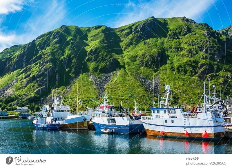 Fischerboote auf den Lofoten in Norwegen Erholung Ferien & Urlaub & Reisen Sommer Meer Berge u. Gebirge Umwelt Natur Landschaft Wasser Wolken Klima Wetter