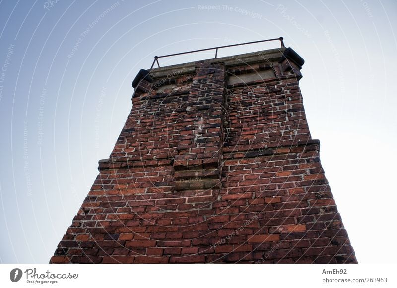 Fischerturm Wismar Ruine Turm Mauer Wand Fassade Denkmal Stein Backstein alt fest hoch blau rot Verfall Farbfoto Außenaufnahme Muster Strukturen & Formen