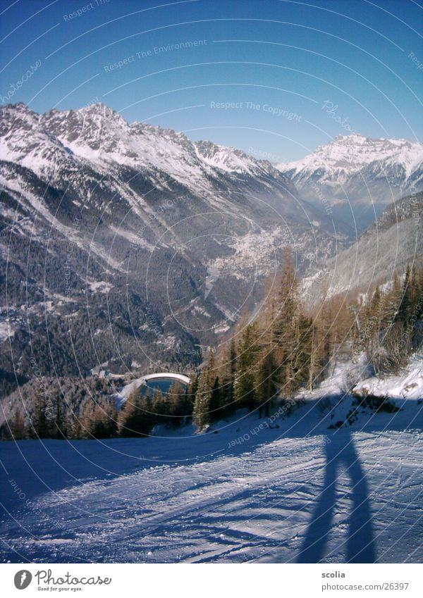 Bergab See Skipiste Baum Wald Berge u. Gebirge Schnee Schatten Blauer Himmel schipiste