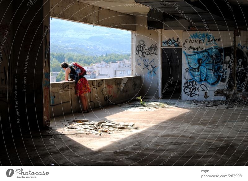 Mostar Mensch Frau Erwachsene 1 Haus Hochhaus Bankgebäude Ruine Gebäude Architektur Mauer Wand Fassade Balkon Rock Beton Graffiti bauen Häusliches Leben dreckig