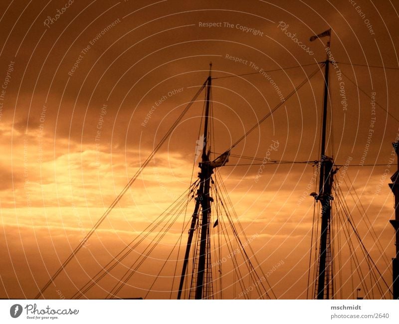 M.A.S.T. Wasserfahrzeug Wolken Segel Strommast Himmel Abend Sepia