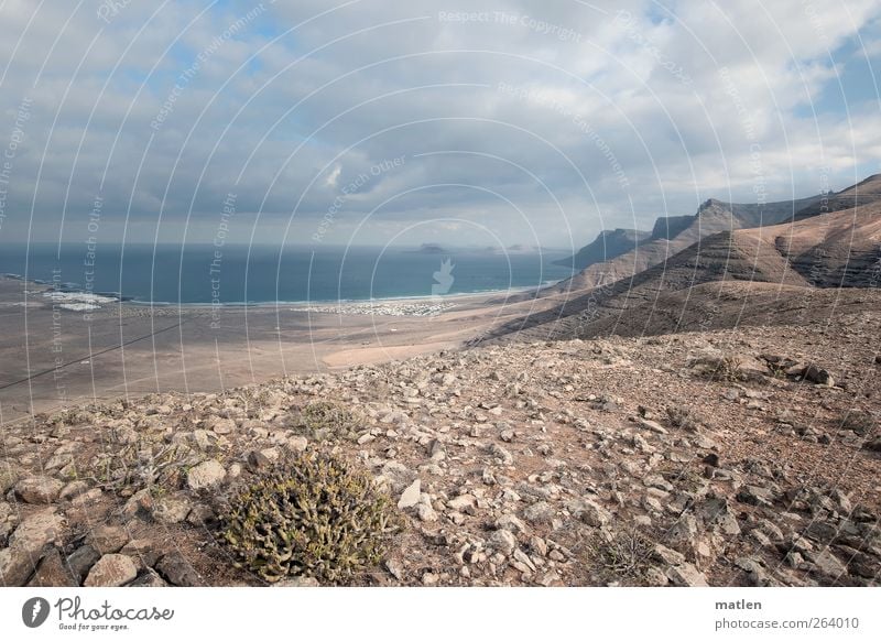 Stone Age Pflanze Erde Sand Himmel Wolken Felsen Berge u. Gebirge Vulkan Küste Bucht Meer Insel Dorf blau Leere Ferne karg Farbfoto Gedeckte Farben