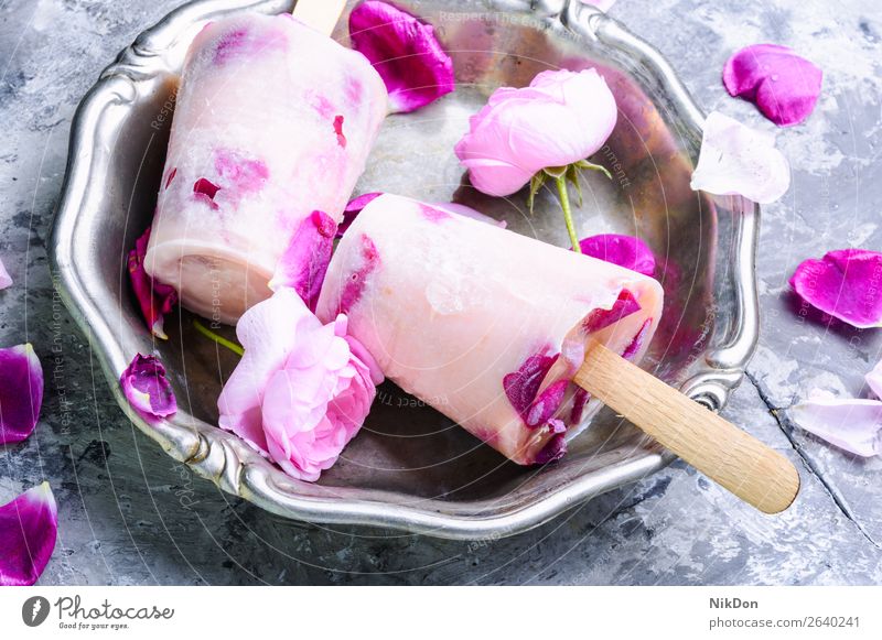 Speiseeis mit Geschmack einer Teerose Eiscreme Eisbecher Roséwein Blumen Entzug süß Dessert Lebensmittel Sahne Sommer gefroren kalt Molkerei cremig Blüte