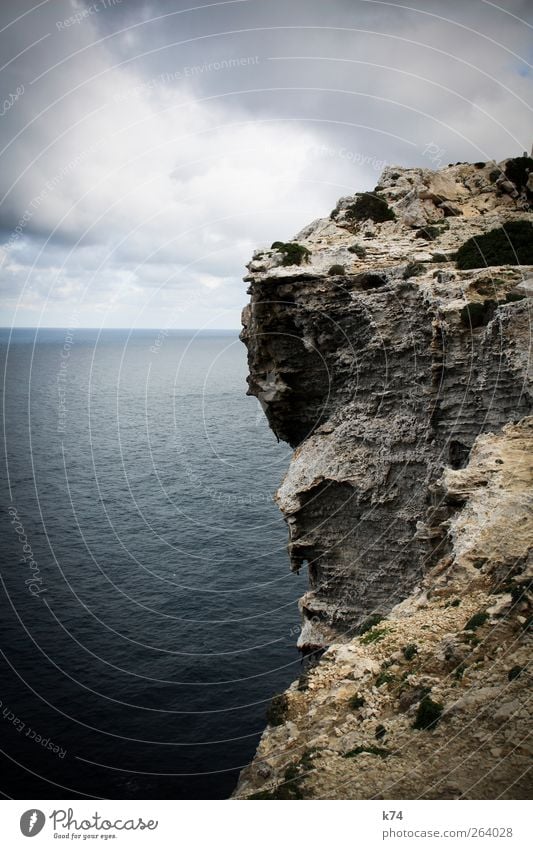 cliff Umwelt Natur Landschaft Urelemente Wasser Himmel Wolken Wetter Felsen Küste Riff Meer Insel Stein groß hoch blau Kraft Ferne massiv alt Klippe Farbfoto