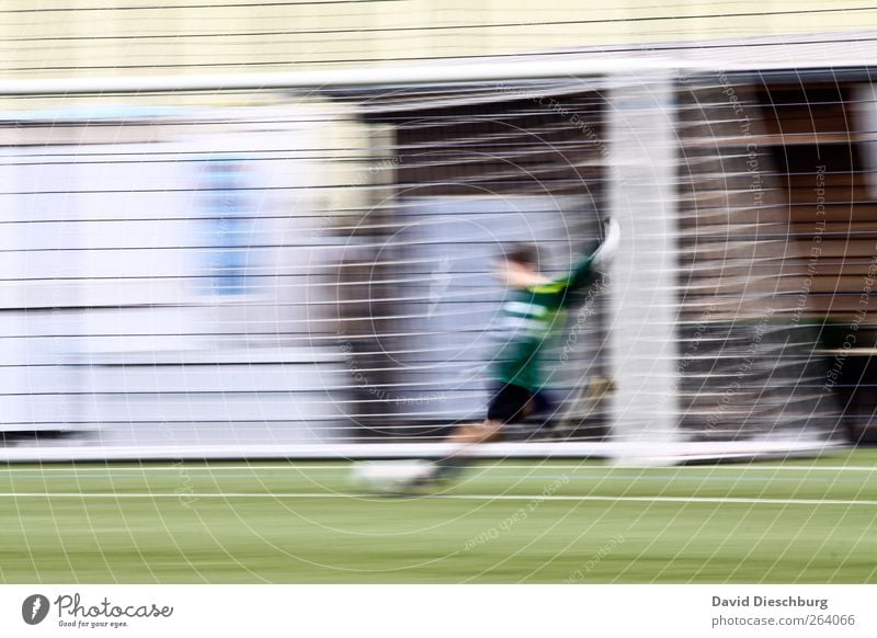 Spannung bis zum Schluss Sport Fitness Sport-Training Ballsport Sportler Torwart Sportveranstaltung Sportstätten Fußballplatz Mensch 1 grün weiß