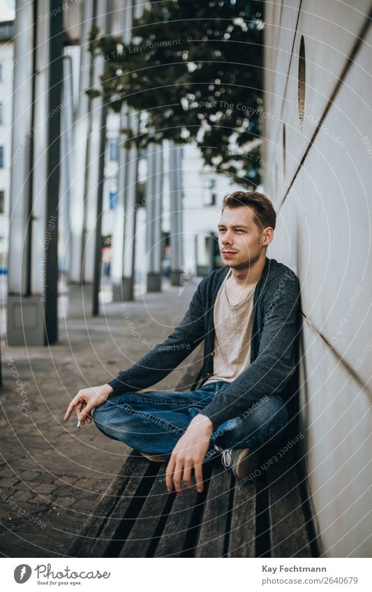 Porträt eines sitzenden Mannes auf einer Bank Sucht Erwachsener Vollbart lässig Kaukasier Zigarette cool Gesicht Typ Habitus gutaussehend Gesundheit Lebensstile