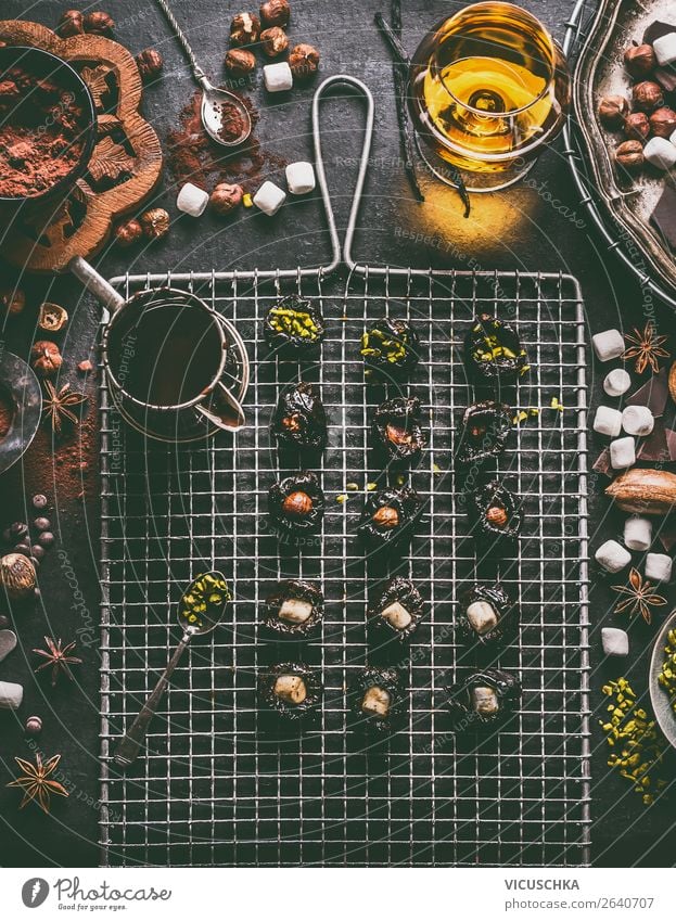 Zubereitung von hausgemachten Schokoladen Pralinen Lebensmittel Süßwaren Ernährung Festessen Geschirr kaufen Stil Design Tisch Weihnachten & Advent