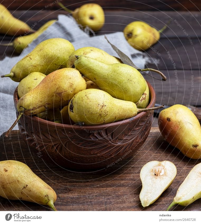 reife grüne Birnen in einer braunen Tonschale Frucht Ernährung Vegetarische Ernährung Diät Schalen & Schüsseln Tisch Natur Herbst Holz alt Essen frisch lecker