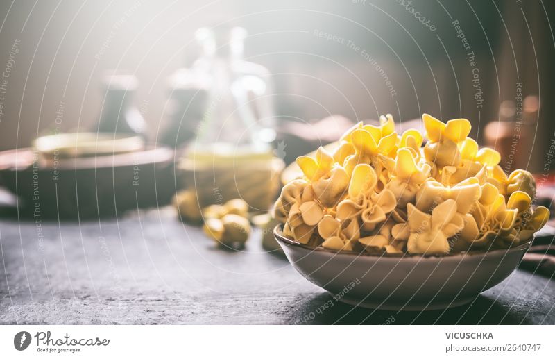 Schüssel mit frischen Tortellini Lebensmittel Teigwaren Backwaren Ernährung Mittagessen Asiatische Küche Stil Design Tisch Restaurant Hintergrundbild