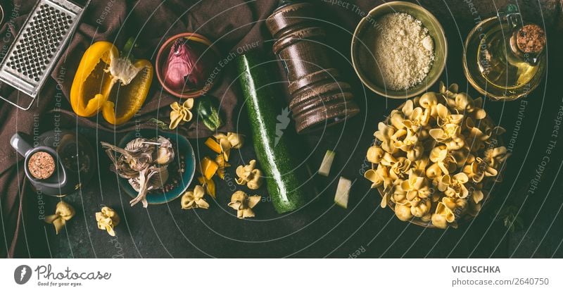 Vegetarische Tortellini mit Gemüse Zutaten Lebensmittel Teigwaren Backwaren Ernährung Mittagessen Abendessen Italienische Küche Geschirr Design