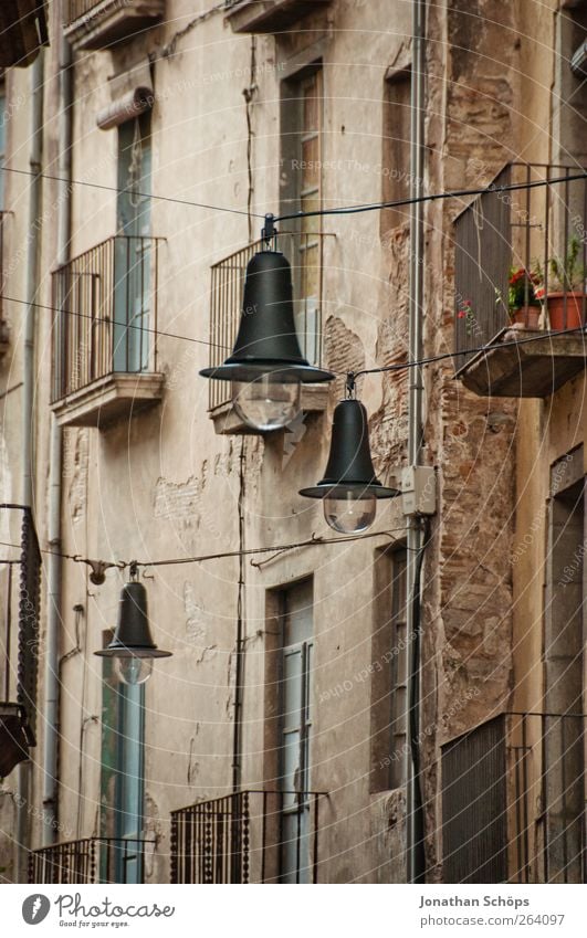 Girona V Städtereise Spanien Katalonien Kleinstadt Stadt Stadtzentrum Stadtrand Altstadt Menschenleer Haus Gebäude Architektur Mauer Wand Fassade Fenster alt