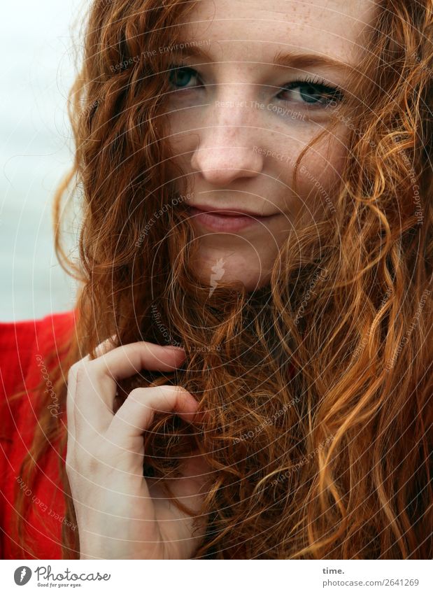 Nina feminin Frau Erwachsene 1 Mensch Kleid rothaarig langhaarig Locken beobachten Denken festhalten Lächeln Blick warten Freundlichkeit schön Zufriedenheit