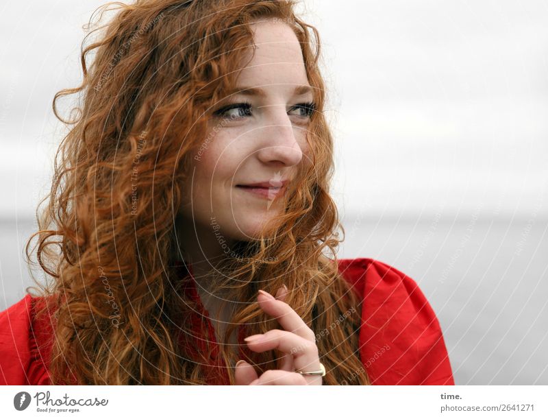 Nina feminin rothaarig Locken Frau Erwachsene 1 Mensch Himmel Küste Ostsee Kleid Ring langhaarig beobachten Erholung festhalten genießen Blick Freundlichkeit