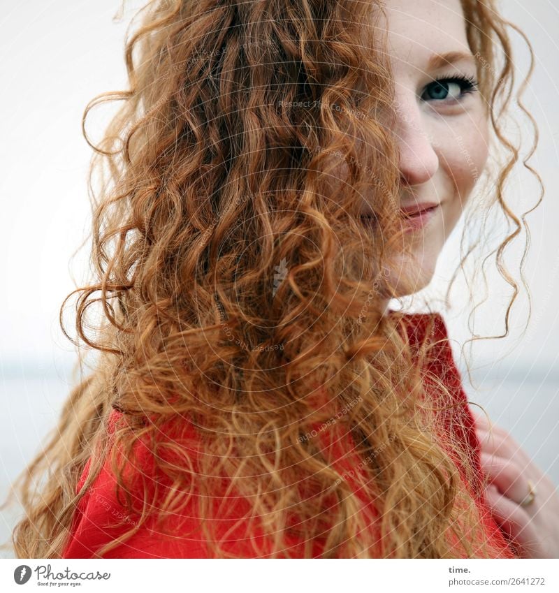 Nina feminin Frau Erwachsene 1 Mensch Horizont Küste Kleid Haare & Frisuren rothaarig langhaarig Locken beobachten festhalten Lächeln Blick Freundlichkeit schön