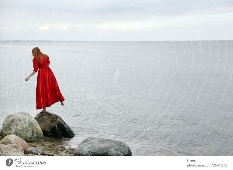 Nina feminin Frau Erwachsene 1 Mensch Wasser Himmel Wolken Horizont Felsen Küste Strand Ostsee Kleid rothaarig langhaarig Locken Stein Erholung springen stehen