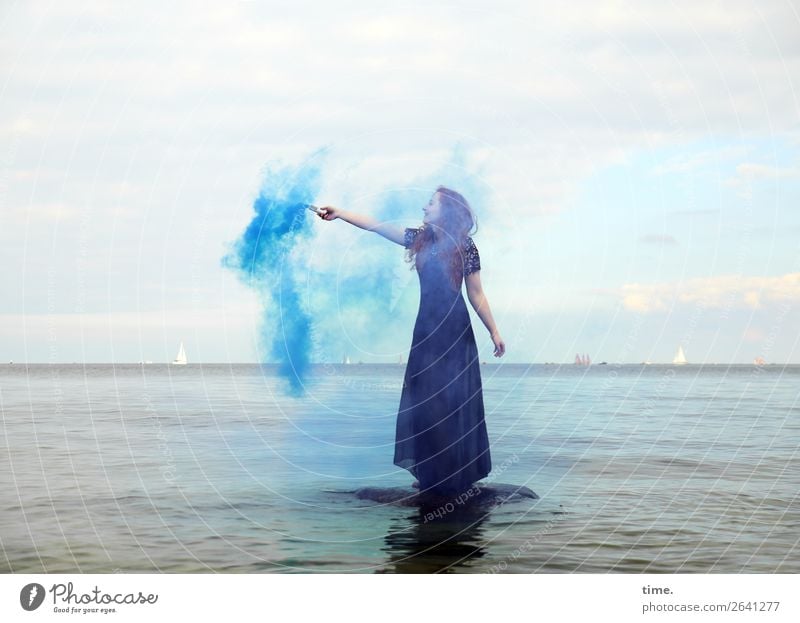 Nina feminin Frau Erwachsene 1 Mensch Wasser Himmel Horizont Küste Ostsee Kleid rothaarig langhaarig Locken Fackel Rauch Stein festhalten Blick stehen dunkel