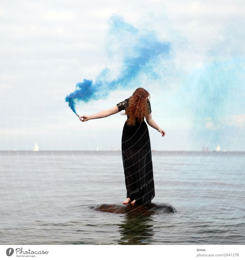 Nina feminin Frau Erwachsene 1 Mensch Wasser Himmel Horizont Küste Ostsee Kleid rothaarig langhaarig Locken Fackel Rauch Bewegung festhalten stehen maritim