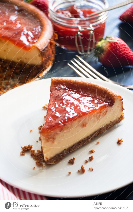 Portion hausgemachter Käsekuchen Frucht Dessert Marmelade Frühstück Tisch Holz frisch blau rot Kuchen Erdbeeren gebastelt Lebensmittel Backwaren süß Mascarpone